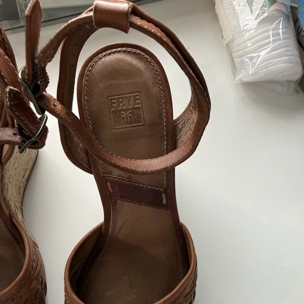 Frye Brown Leather Wedge Sandals Stacked Heel 3413854-BRN Size 7.5M‎